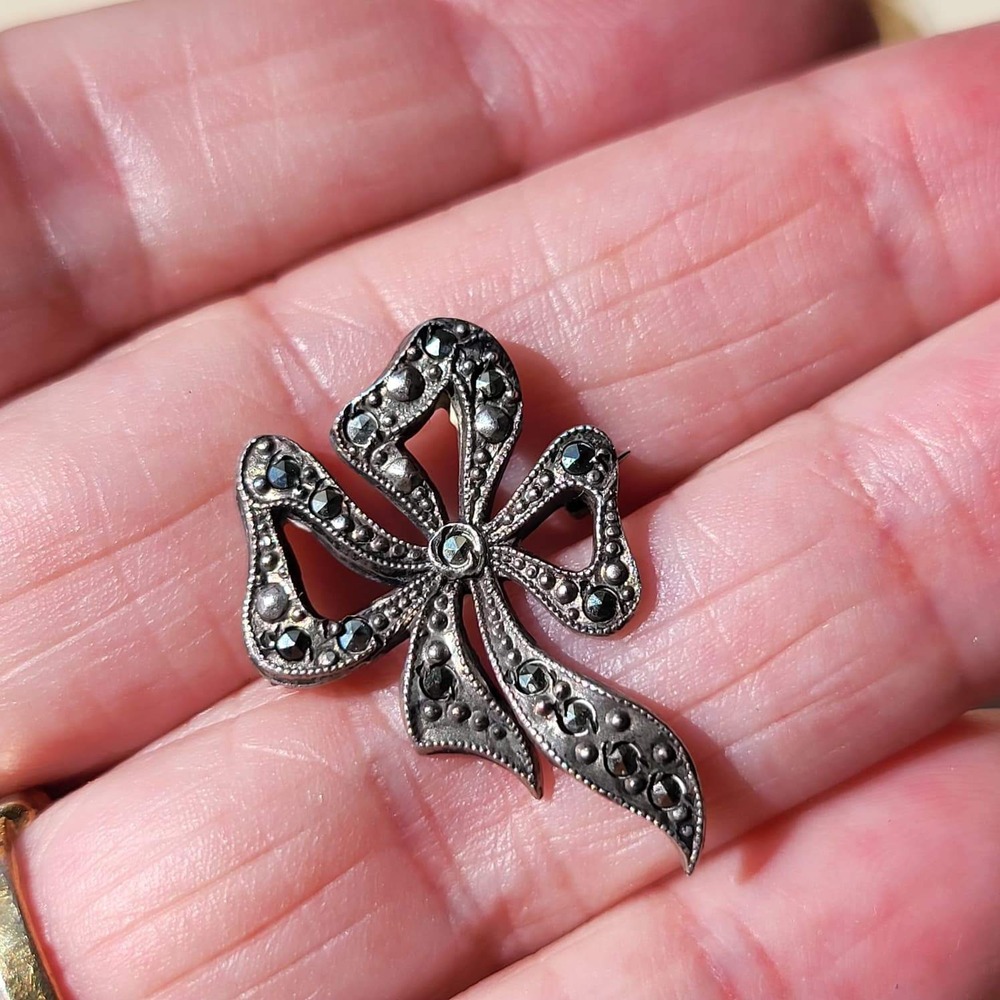 Vintage 925 Sterling Silver Marcasite Bow Brooch Art Deco Ribbon Pin